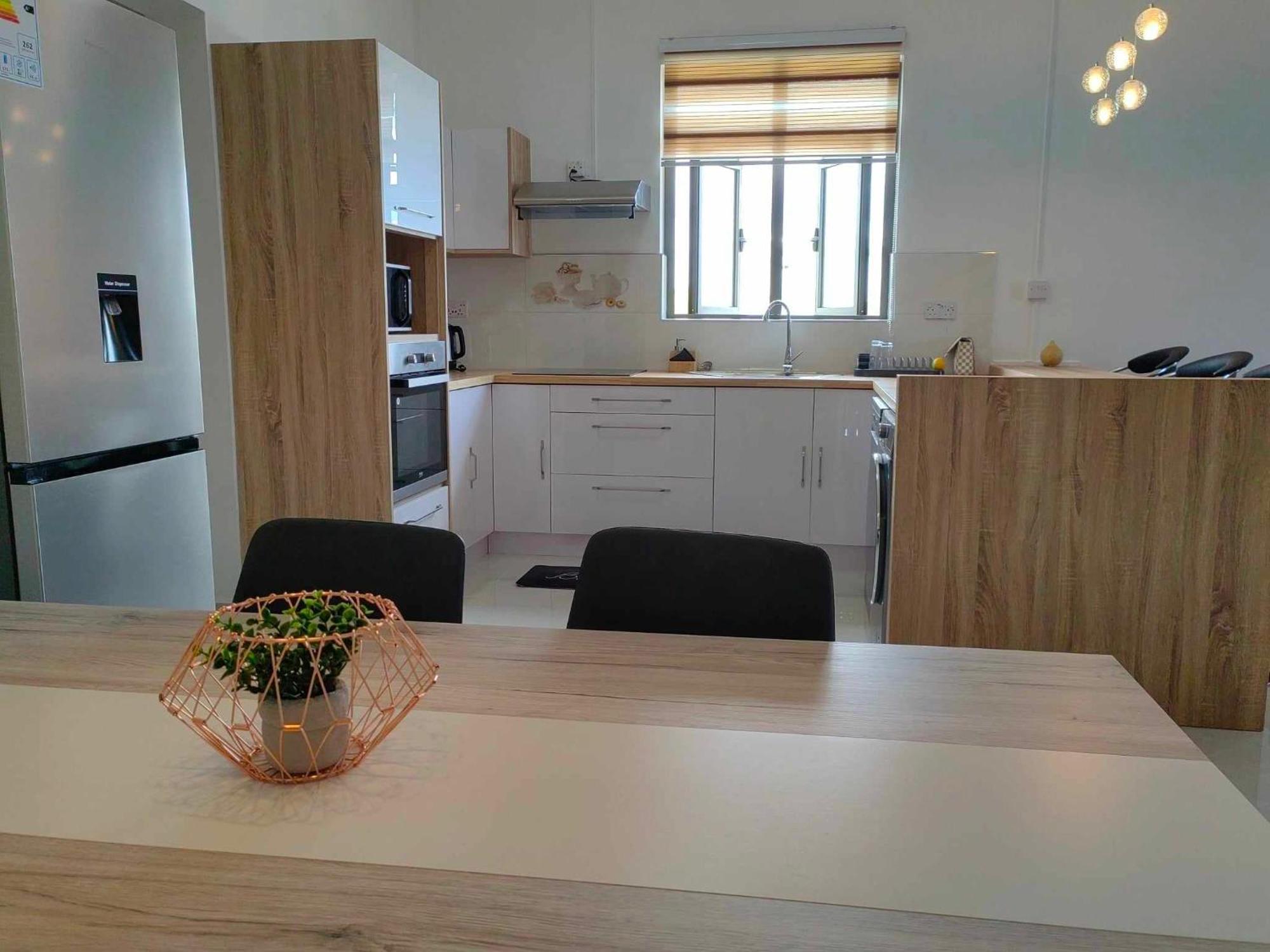 Cozy 2br Getaway - Stylish In Apartment